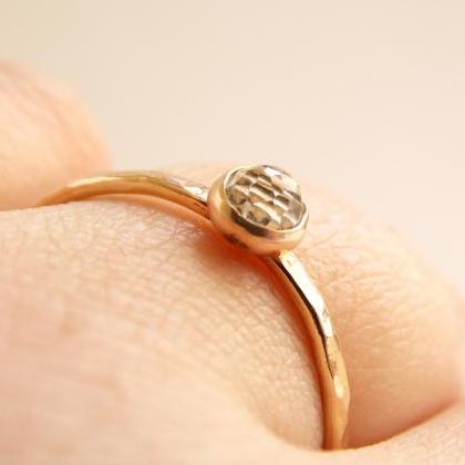 Mini Rose Cut Stone Gold Ring: gold..